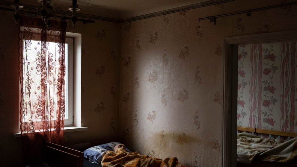 Muž ležiaci v hospici Chasiv Jar v okrese Doneck na Ukrajine.