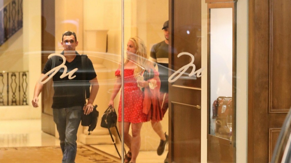 Britney Spears opúšťa hotel v Beverly Hills v sprievode jej priateľa Sama Asghariho