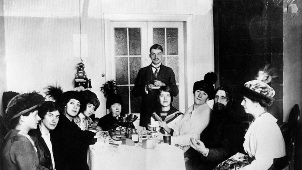 Grigorij Jefimovič Rasputin v spoločnosti ruských dám.
