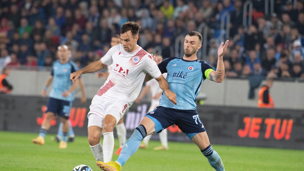 Na snímke sprava Aleksandar Čavrič (Slovan) a  Hrvoje Barišič.