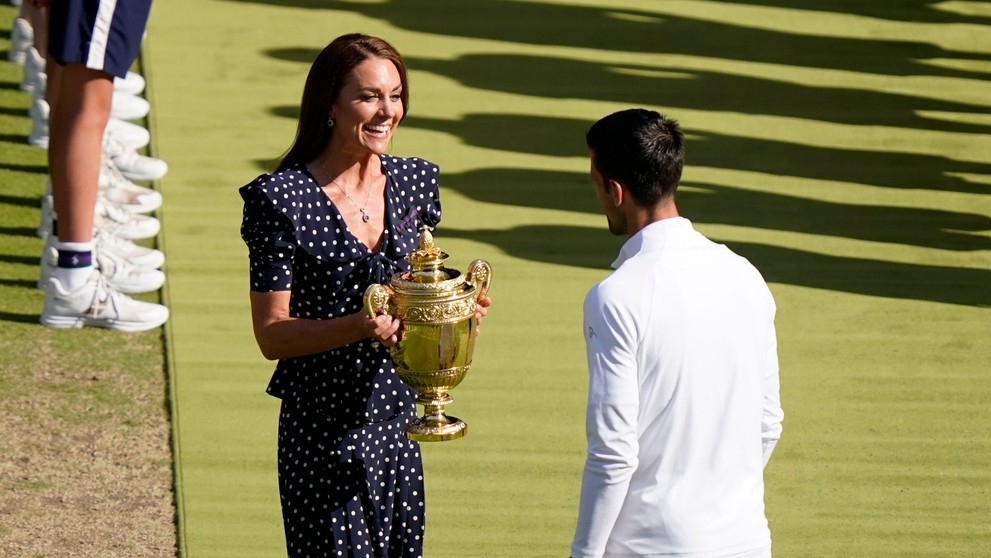 Kate, vojvodkyňa z Cambridgeu odovzdáva srbskému tenistovi Novakovi Djokovičovi trofej po jeho výhre vo finále Wimbledonu.