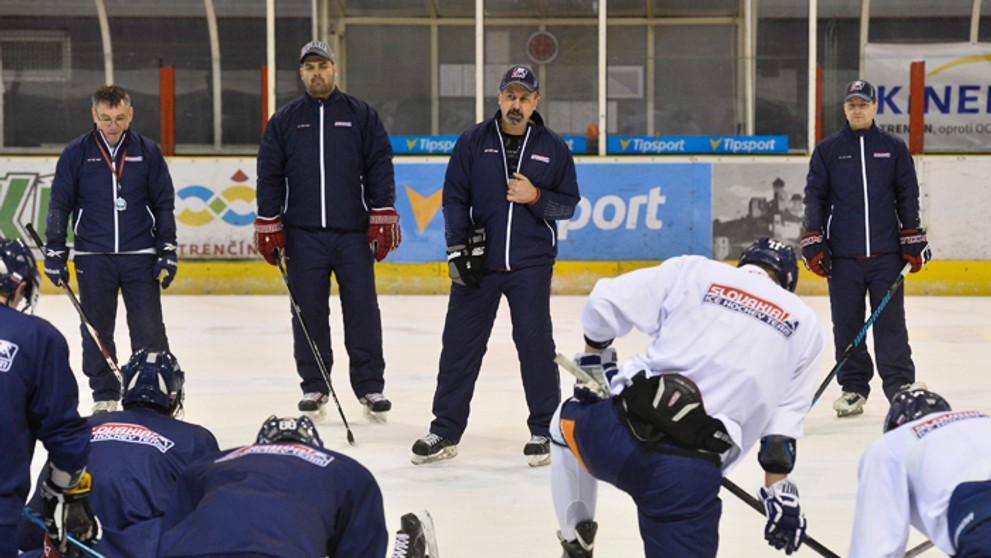 Zdeno Cíger s asistentmi a hráčmi počas tréningu reprezentácie.