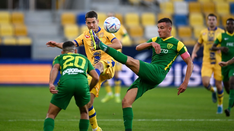 Zľava Kristián Bari (MŠK), Regő Szánthó (DAC) a Tomáš Nemčík (MŠK) v zápase 13. kola Fortuna ligy.