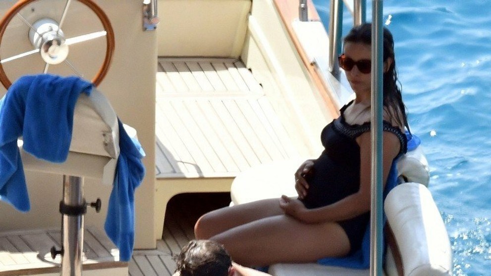 Jamie Dornan na lodi smanželkou Ameliou Warner. 