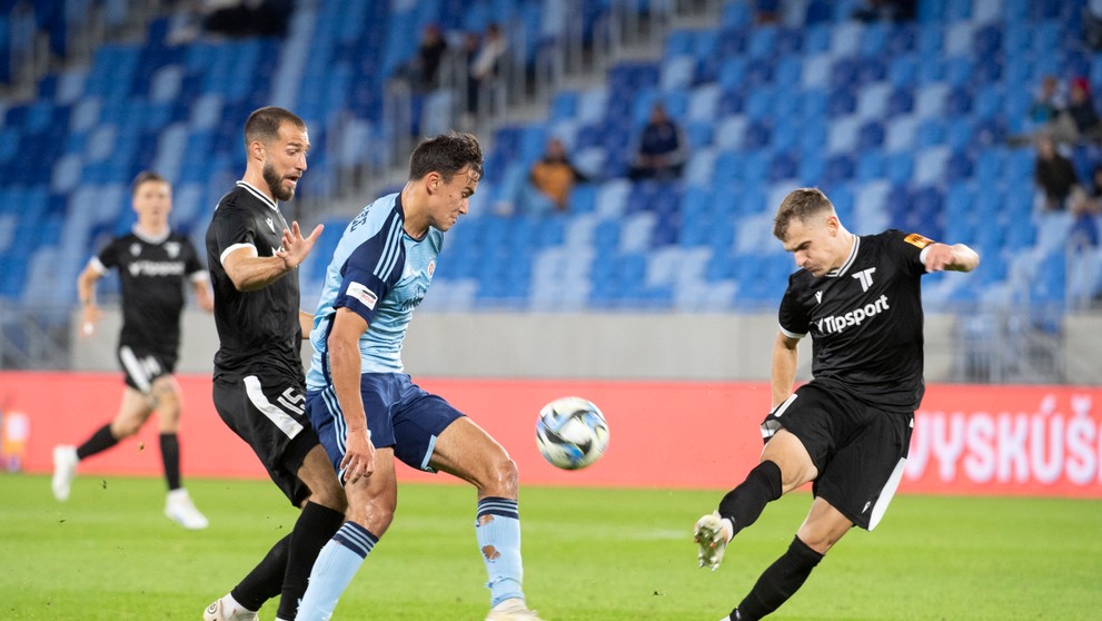 Uprostred David Strelec (Slovan), vpravo Matúš Kmeť a vľavo Lazar Stojsavljevič (obaja Trenčín) v 10. kole Niké ligy.