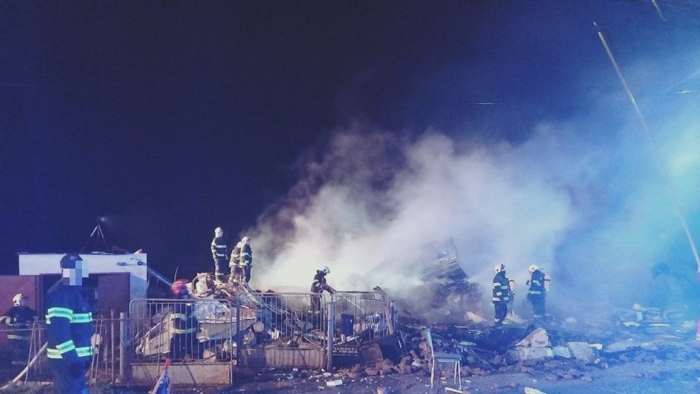 Dom zrovnalo so zemou.