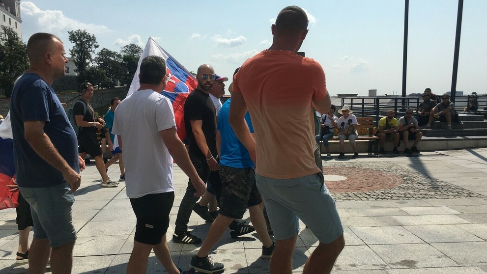 Demonštranti slovne a neskôr aj fyzicky napadli štáb TV Markíza.