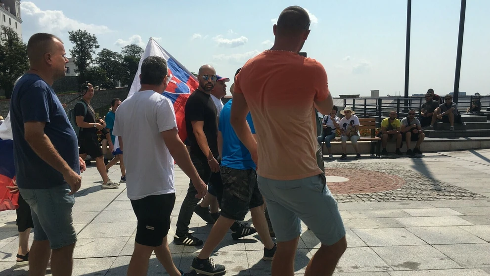 Demonštranti slovne a neskôr aj fyzicky napadli štáb TV Markíza.