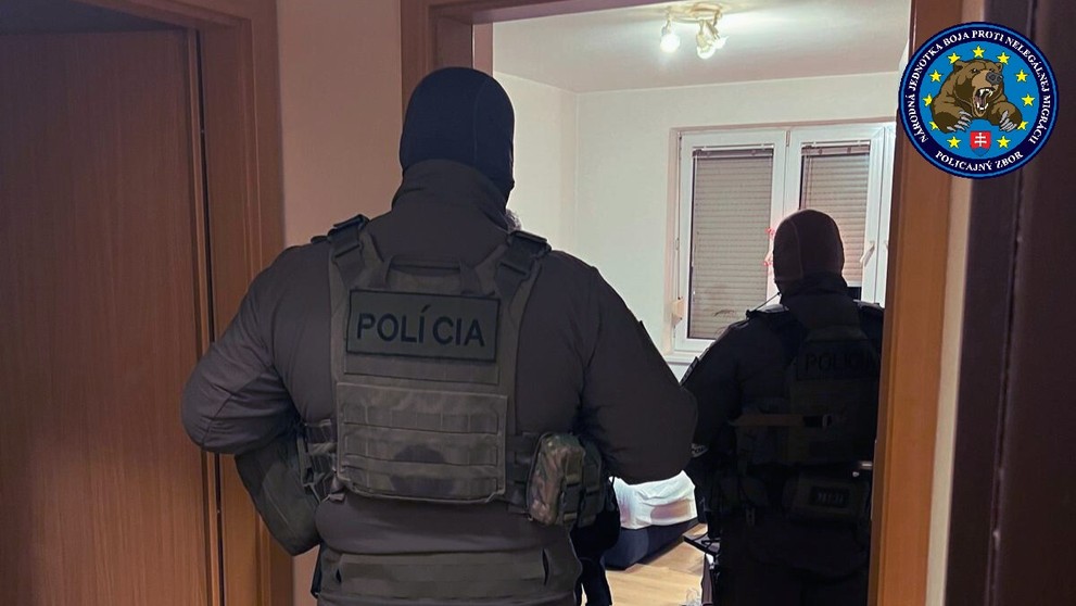 Polícia rozbila sieť nelegálneho zamestnávania Srbov na Slovensku