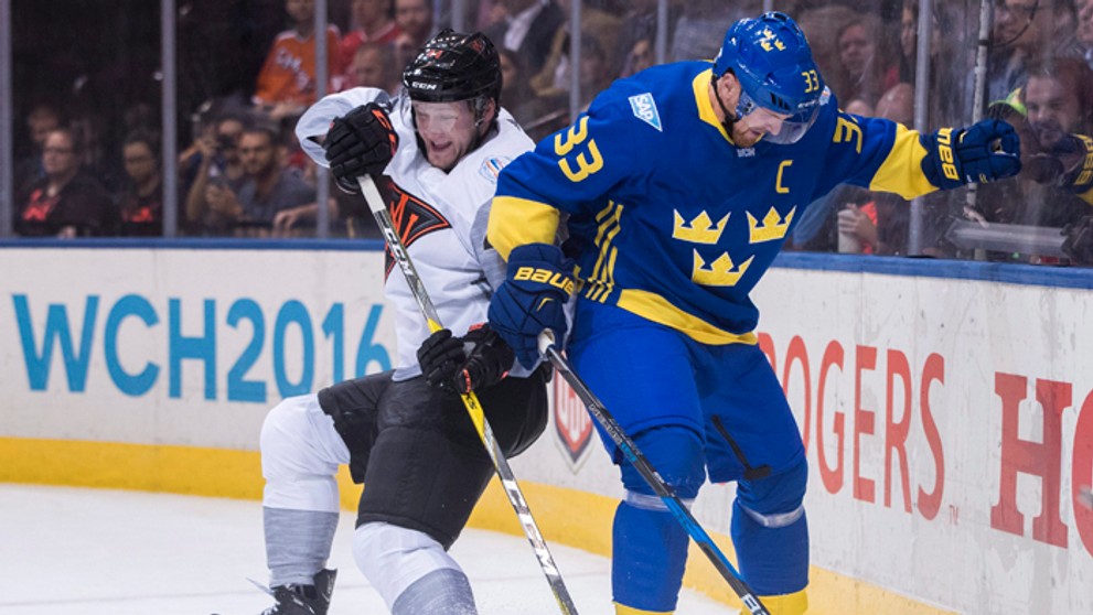 Morgan Rielly (Tím Severná Amerika) a Henrik Sedin (Švédsko).