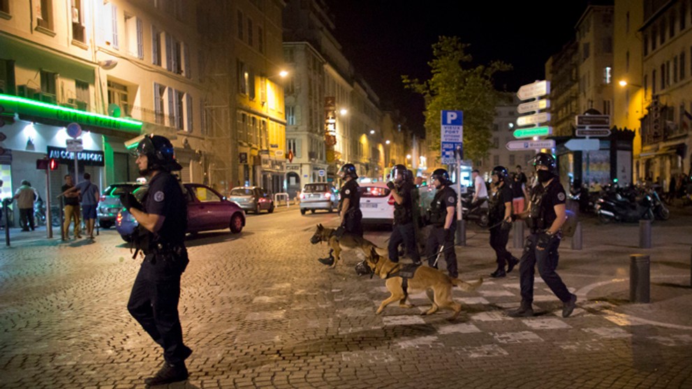 Policajti počas zásahu voči anglickým fanúšikom v Marseille.