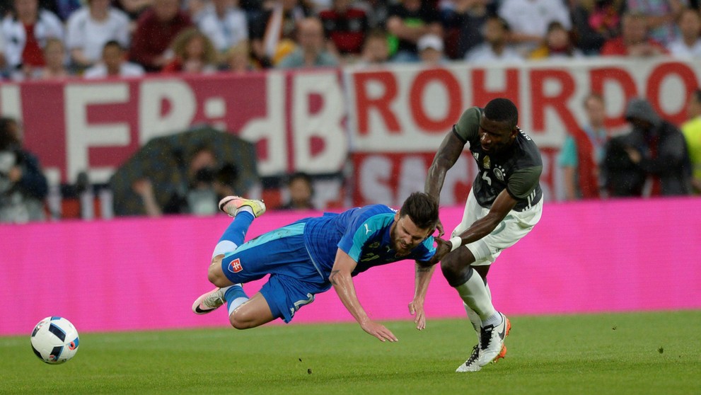 Slovák Michal Ďuriš (vľavo) a Nemec Sami Khedira bojujú o loptu