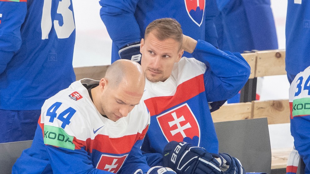 Mislav Rosandič (vľavo) a Richard Pánik po spoločnom tímovom fotení na MS 2023.