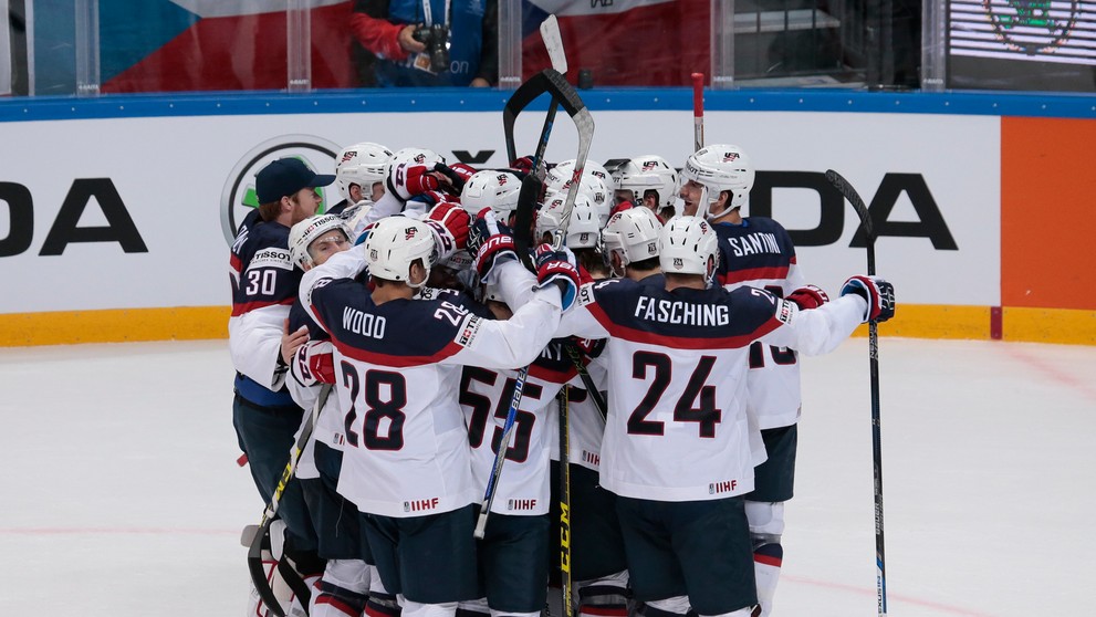 Americkí hokejisti sa tešia po výhre 2:1 nad výberom Českej republiky po predĺžení a samostatných nájazdoch vo štvrťfinále MS v 