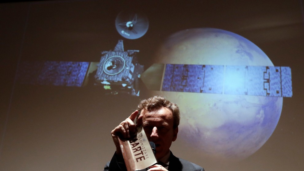 Prezident talianskej vesmírnej agentúry Roberto Battiston stojí pred vizualizáciou pristávacieho modulu Schiaparelli a planéty M