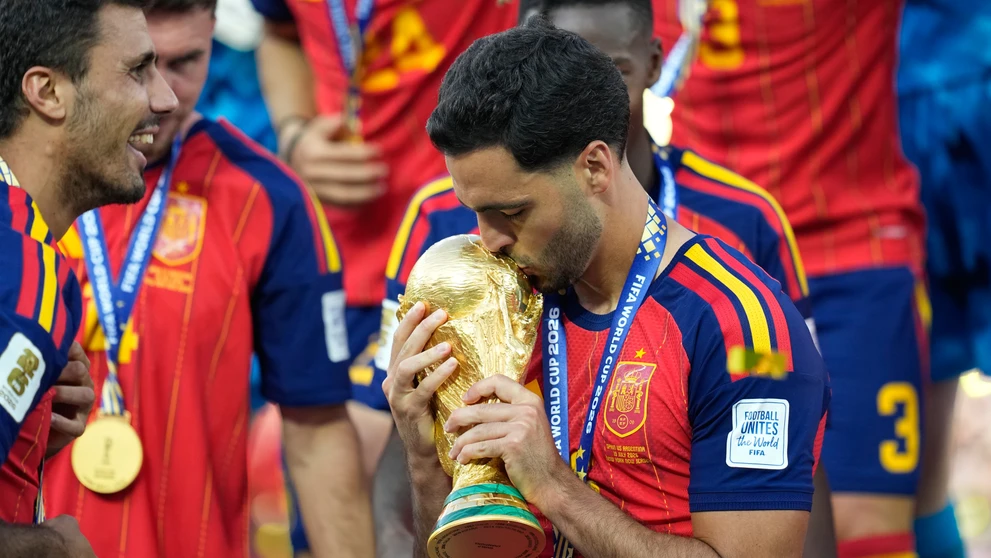 Mikel Merino bozkáva majstrovskú trofej. 