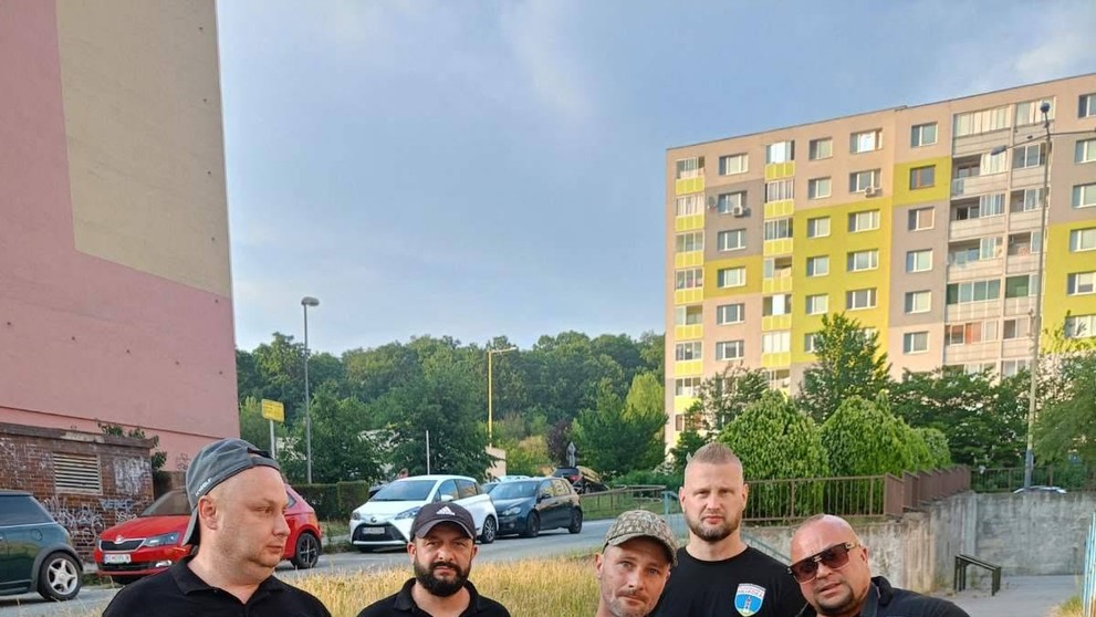Partia mužov zo sídliska pomohla páru bez domova.