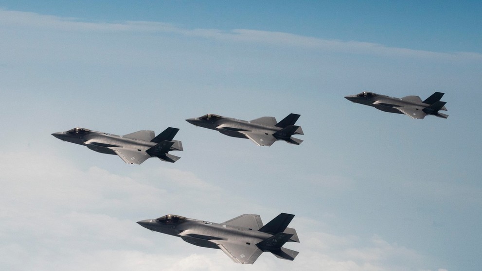 Stihačky F-35A Lightning II vo formácii poča spoločného cvičenia americkej juhokórejskej armády.