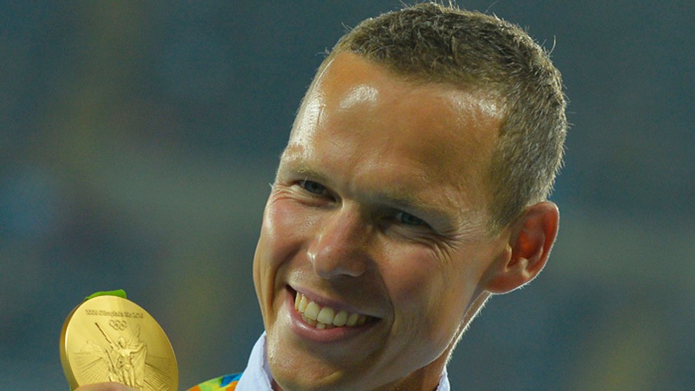 Matej Tóth pózuje so zlatou medailou v Riu.