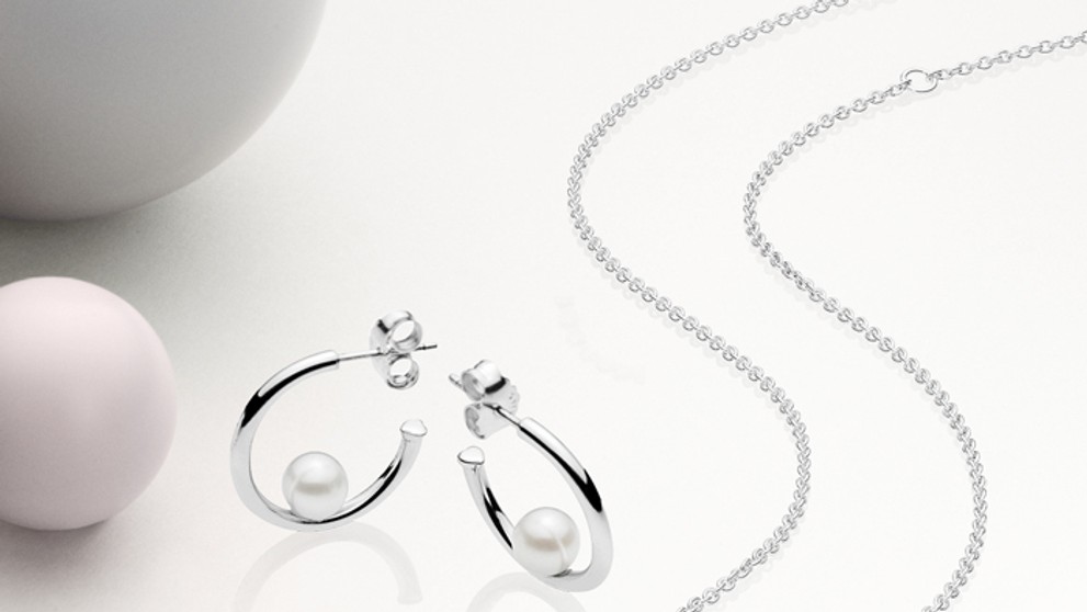 Naušnice a náhrdelník z novej kolekcie Purely PANDORA.