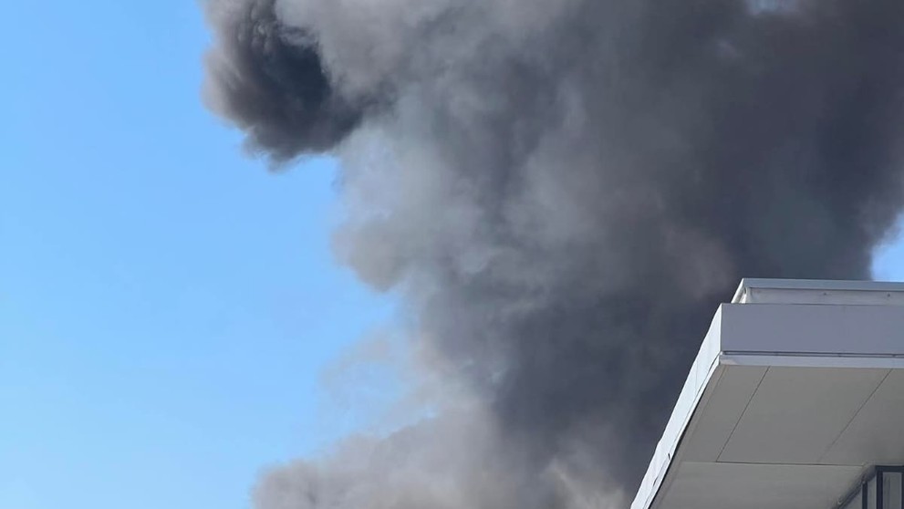 V Dunajskej Strede sa vznietila strecha predajne áut