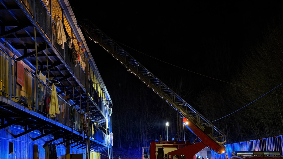 Hasiči aktuálne zasahujú pri požiari bytového domu vo Svidníku.