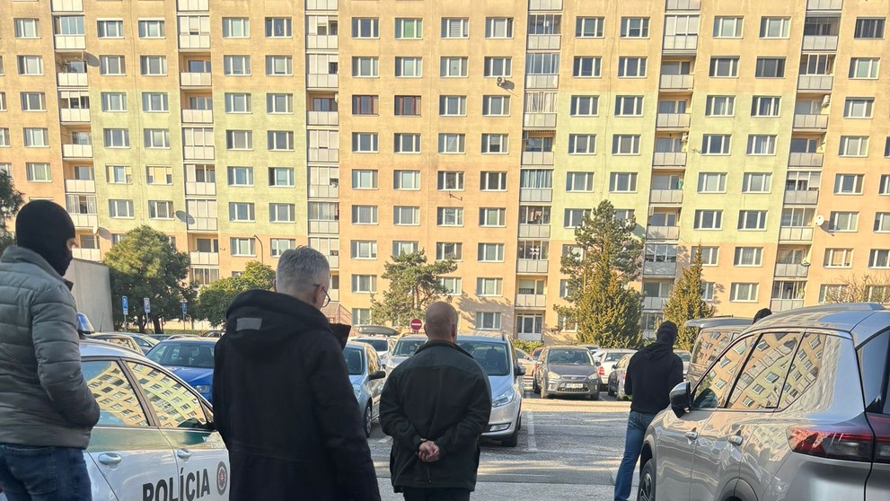 Obvinený policajt v putách.