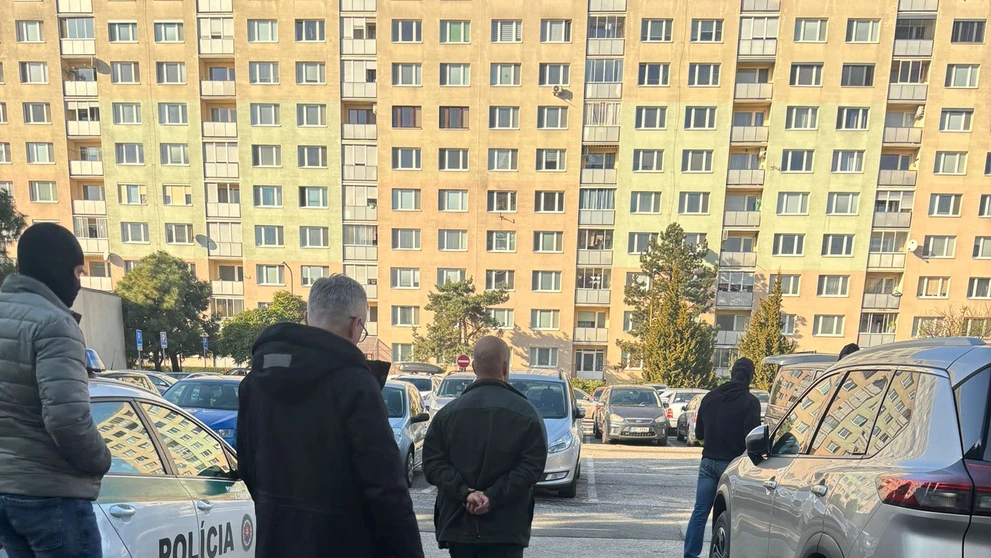 Obvinený policajt v putách.
