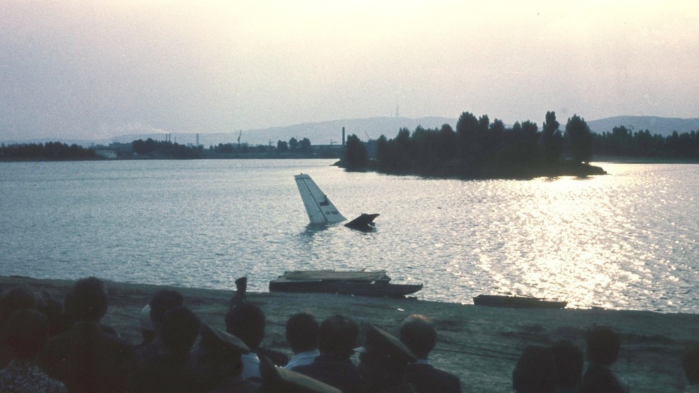 Na snímke pri brehu už bolo vidieť identifikačné znaky a československú vlajku na zadnom krídle..jpg