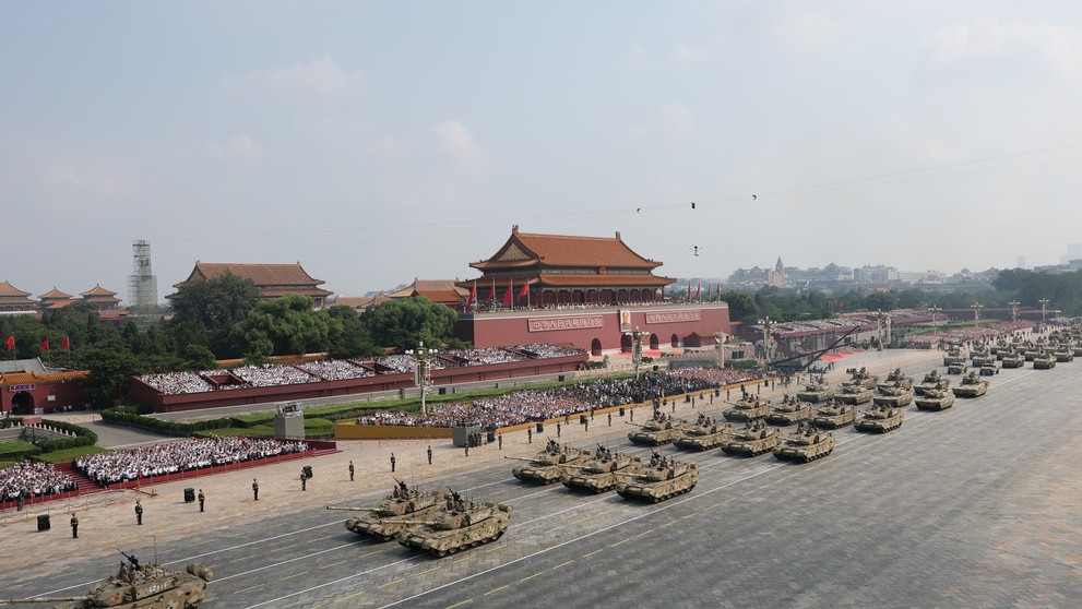 Čínske tanky a bojové vozidlá na vojenskej prehliadke v Pekingu.