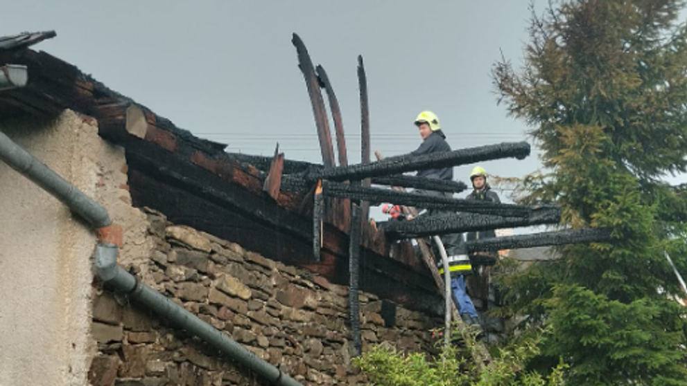 Po zásahu bleskom horela v obci Brezovička stodola.