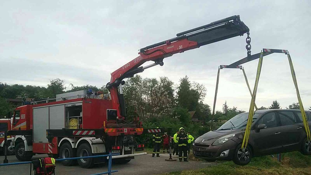 Auto v potoku v Bánovciach nad Bebravou.