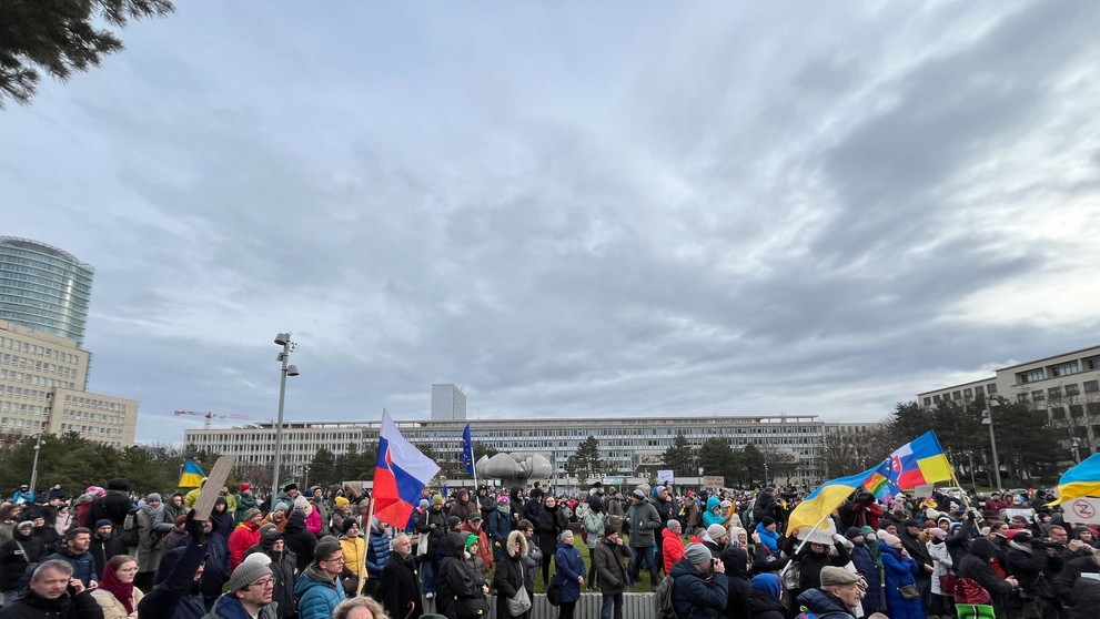 Protest proti nedeľnej (22. 12.) návšteve predsedu vlády SR Roberta Fica (Smer-SD) v Moskve na Námestí slobody v Bratislave v pondelok 23. decembra 2024.