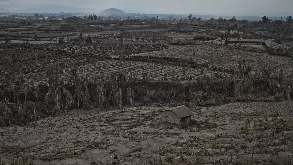 Dedina pokrytá popolom pod sopkou Sinabung 