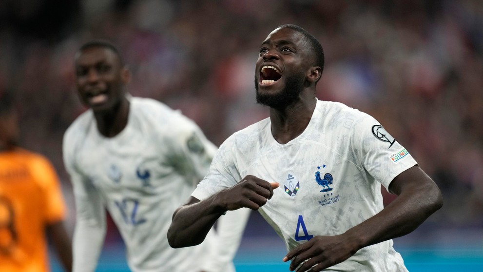 Francúz Dayot Upamecano oslavuje gól v kvalifikácii ME 2024 proti Holandsku.