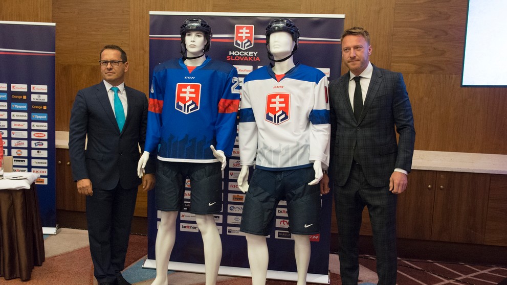 Šéf SZĽH Martin Kohút a Marián Hossa predstavili nové dresy.