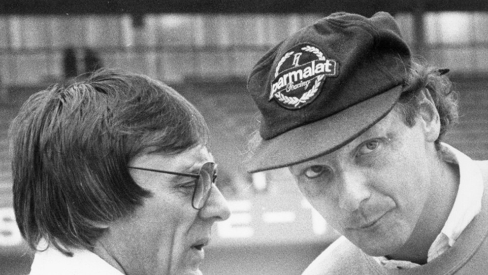 Na archívne snímke z 25. júla 1998 Niki Lauda a Michael Schumacher.