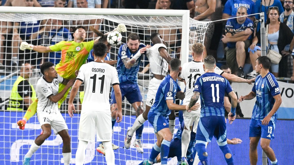 Na snímke v pozadí brankár Slovana Dominik Takáč.