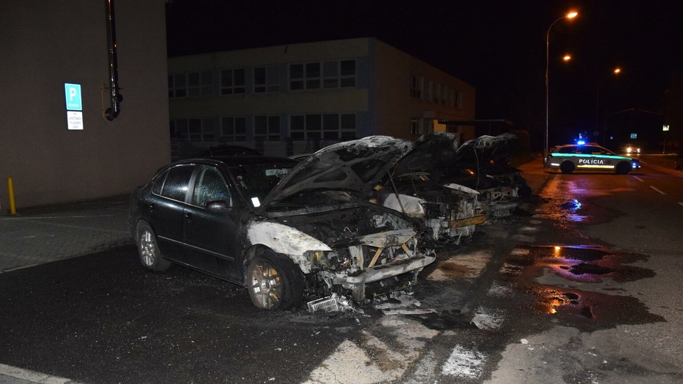 Autá niekto podpálil.