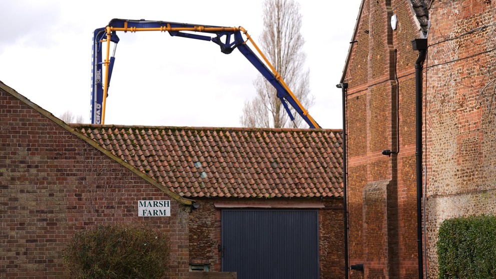Dnes ráno prehľadala dom Andrewa Mountbattena-Windsora v Norfolku.