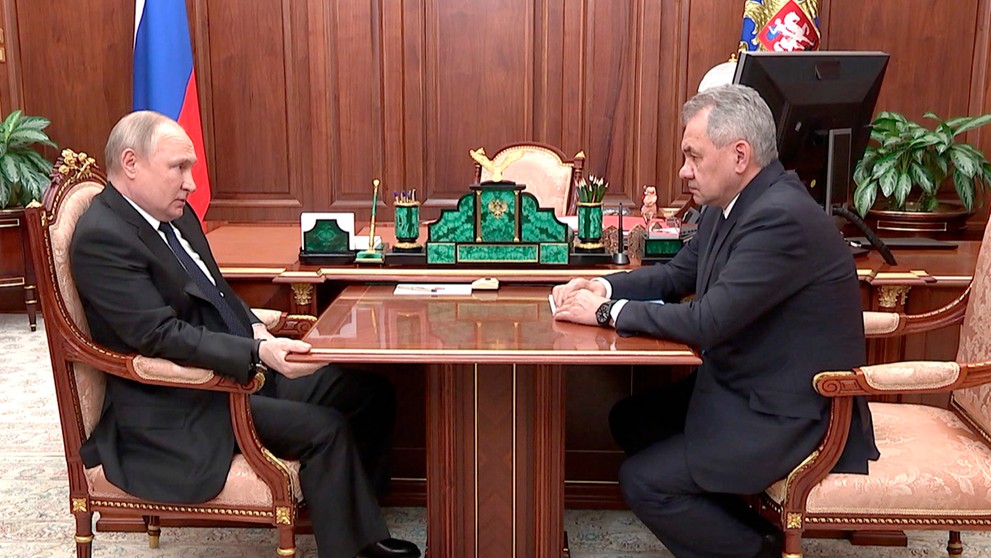 Záber s Putinom, ktorý sa rukou pridržiava stola, nahral špekuláciám o jeho zhoršenom zdravotnom stave.