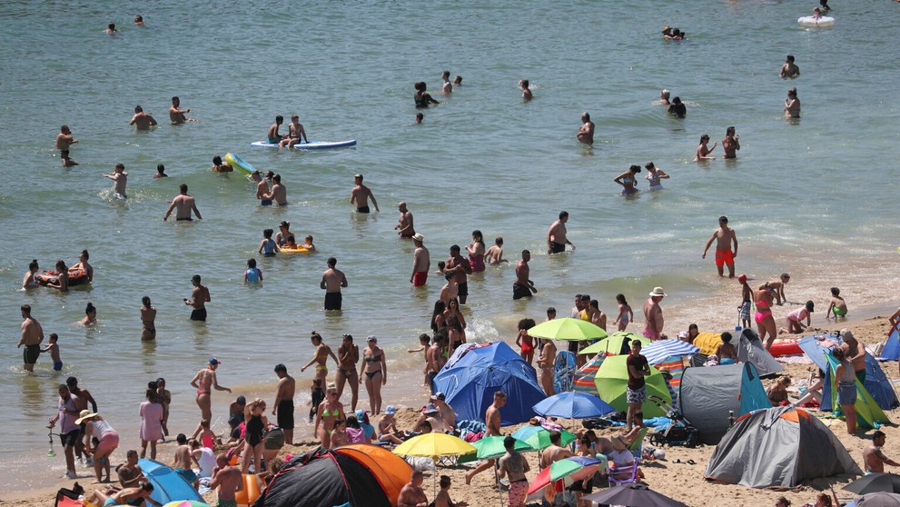 Pláž v britskom Bournemouthe doslova prská vo švíkoch.