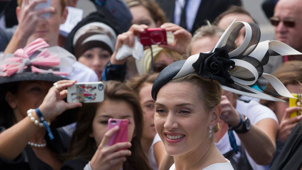 Britská herečka Kate Winsletová prichádza na najprestížnejšie dostihy kobýl vo Francúzsku Prix de Diane.