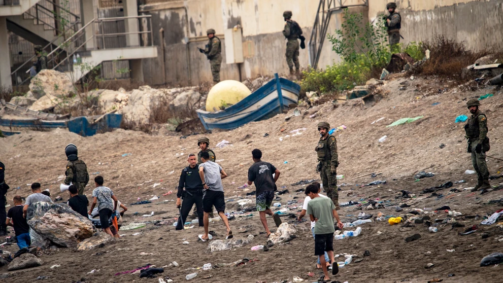 Migranti prenikajú z Maroka do španielskej enklávy Ceuta v severnej Afrike  