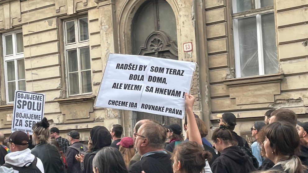 Pochod Zostávame v uliciach.