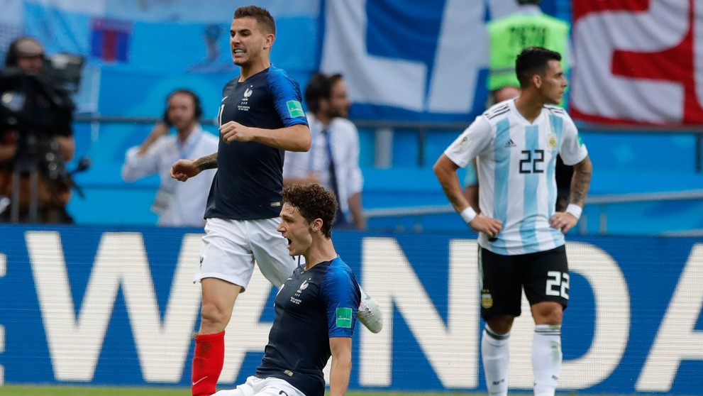 Francúz Benjamin Pavard sa teší zo svojho gólu v osemfinále MS 2018 proti Argentíne.