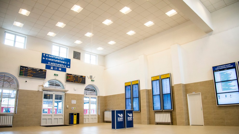 Priestory novej čakárne a vestibulu pre cestujúcich na Hlavnej stanici v Bratislave. 