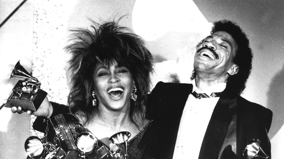 Na archívnej snímke z 27. februára 1985 Tina Turnerová a Lionel Richie pózujú s piatimi hudobnými cenami Grammy v Los Angeles.