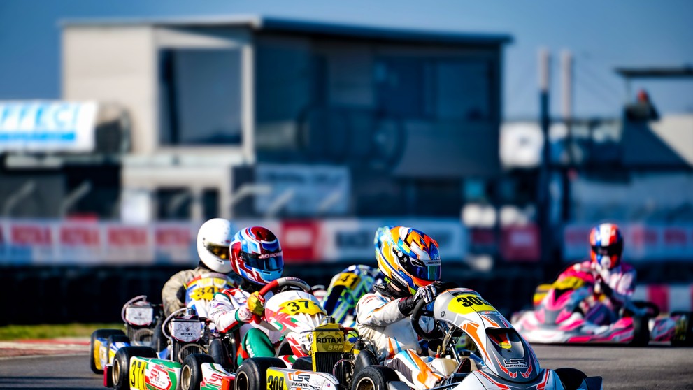 Ponuky zo sveta formuly ležia na stole.