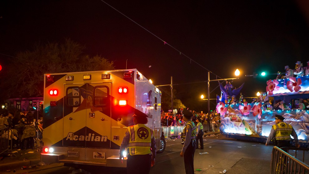 Auto vrazilo do davu v New Orleanse.